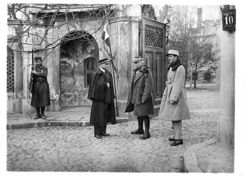 Le général d'Anselme, commandant des troupes alliées dans la Russie méridionale, devant son quartier général, avec son fils, enseigne de vaisseau à bord du « Du Chayla » et son officier d'ordonnance