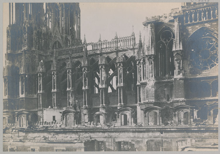 La façade sud détériorée par les bombardements, la toiture détruite par l'incendie ; Au premier plan, l'aile sud du palais archiépiscopal