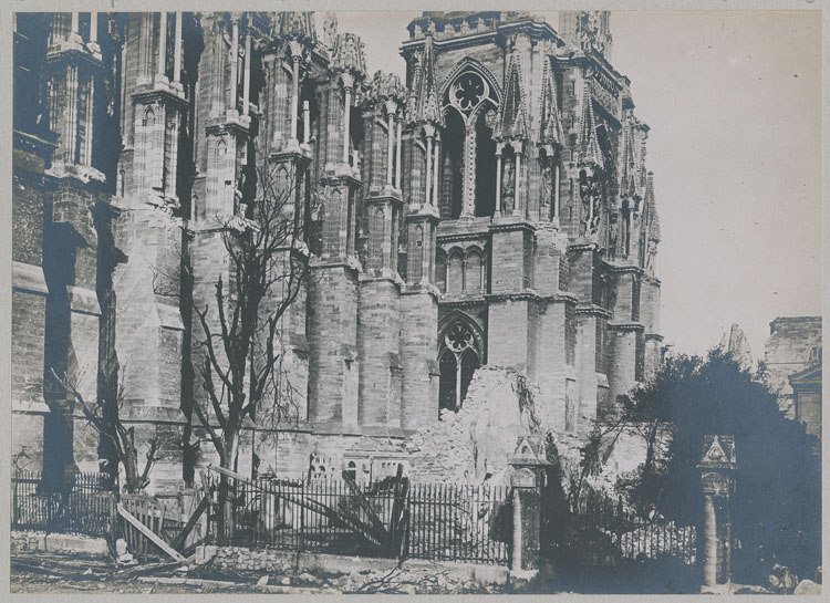 Façade sud et croisillon sud du transept, depuis la place du Parvis ; À droite, l'entrée du palais archiépiscopal