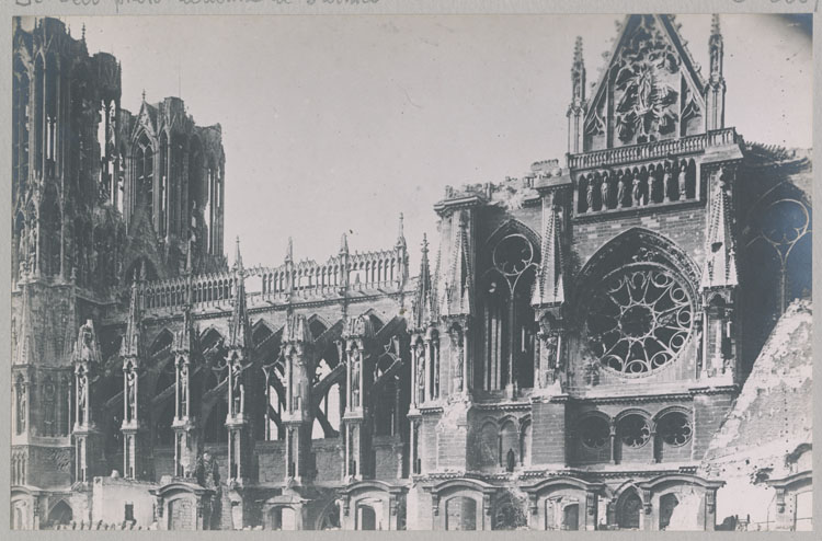 Façade sud ; Les tours et le pignon du croisillon sud du transept ; Toiture détruite par l'incendie