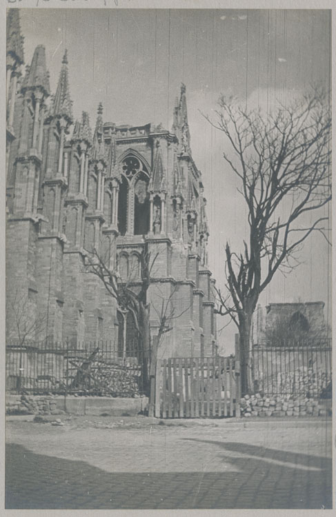 Façade sud et croisillon sud du transept, depuis la place du Parvis ; L'entrée du dépôt lapidaire