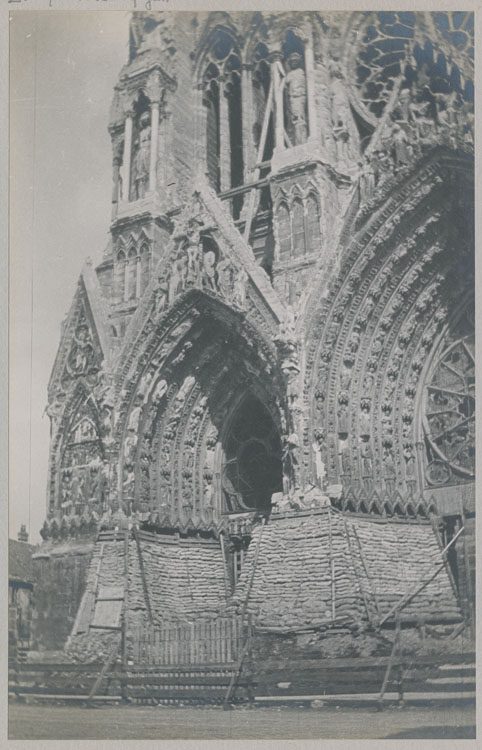 Façade ouest : porches nord et central ; Protection des ébrasements par des sacs de terre