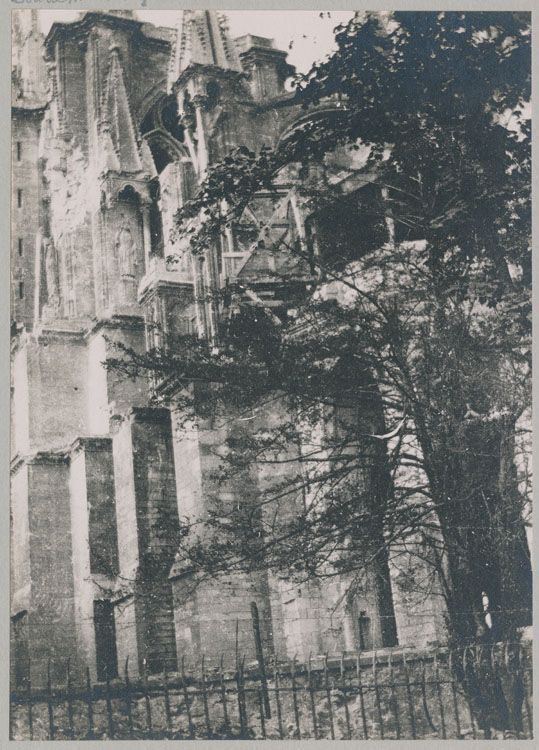 Chevet côté sud détérioré par les bombardements, vu de la rue du Cardinal-de-Lorraine