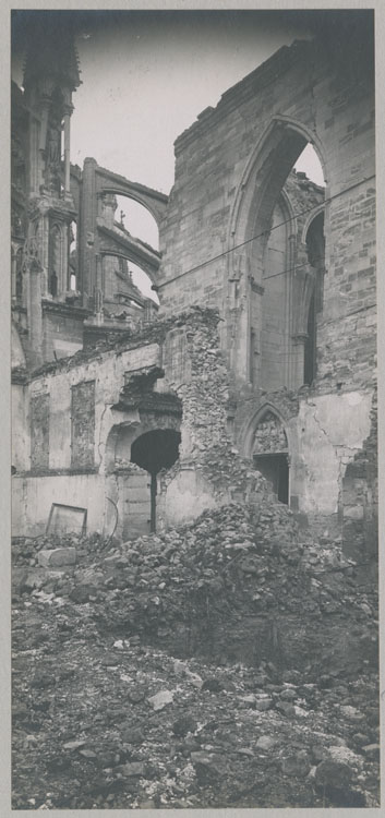 Ruines de la salle du Tau et l'entrée de la chapelle archiépiscopale, détruites par les bombardements