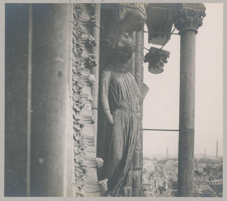 Transept, croisillon sud : statue de la Synagogue, côté droit de la rose