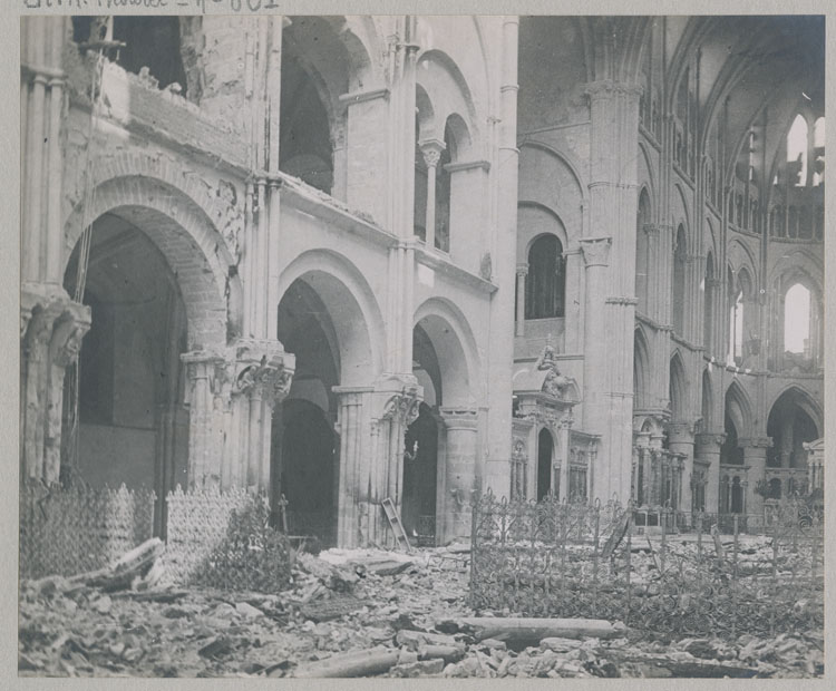 La nef depuis l'entrée, bas-côté sud, détériorée par les bombardements ; La clôture de choeur