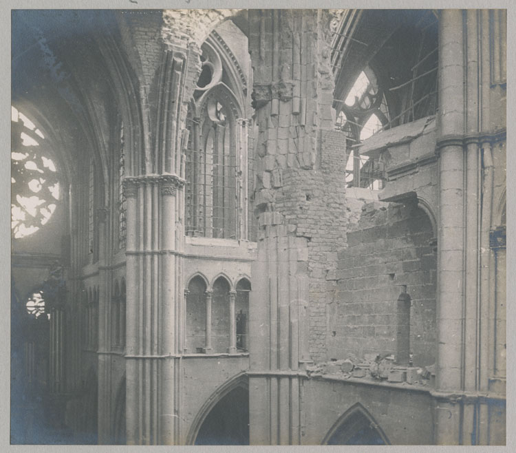 Le pilier sud-est de la croisée du transept détérioré par les bombardements et consolidé, depuis le triforium du croisillon sud