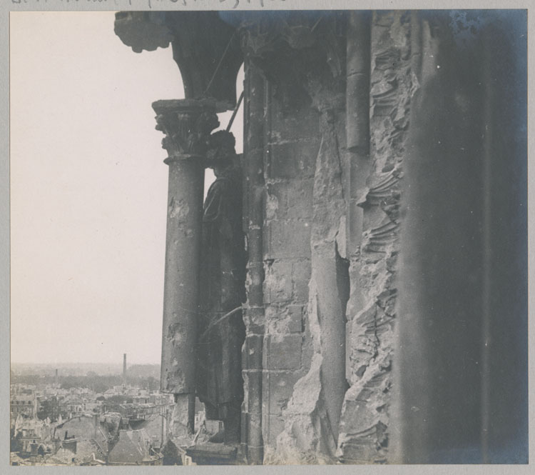 Transept, croisillon sud : niche vide de la statue de l'Église, détruite par les bombardements, côté gauche de la rose