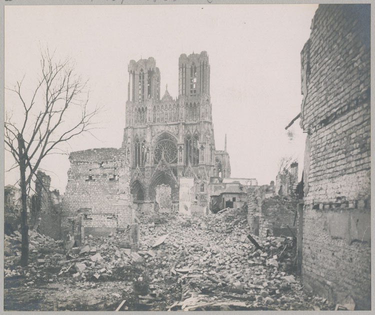 Façade ouest ; Au premier plan, ruines de maisons