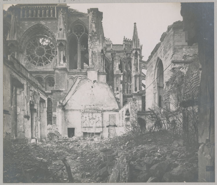 Pignon nord de la salle du Tau, détruit par les bombardements ; À l'arrière-plan, le croisillon sud du transept et le chevet de la cathédrale