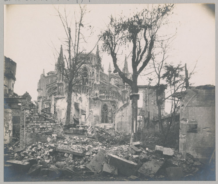 Chevet côté nord ; Au premier plan, ruines de maisons rue de l'Université