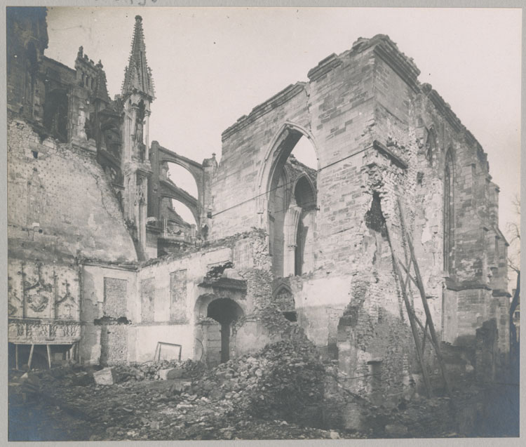 Ruines de la salle du Tau et l'entrée de la chapelle archiépiscopale, détruites par les bombardements ; À l'arrière-plan, le chevet de la cathédrale