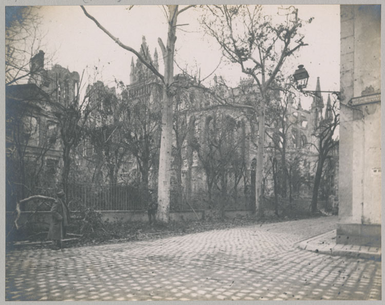 La face est du palais archiépiscopal et le chevet de la cathédrale, détériorés par les bombardements, vu du coin des rues du Cloître et du Cardinal-de-Lorraine