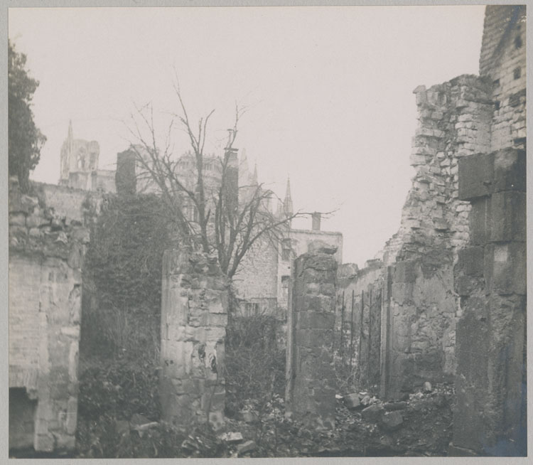 Chevet côté sud-est et ruines de maisons rue Saint-Symphorien, détruites par les bombardements