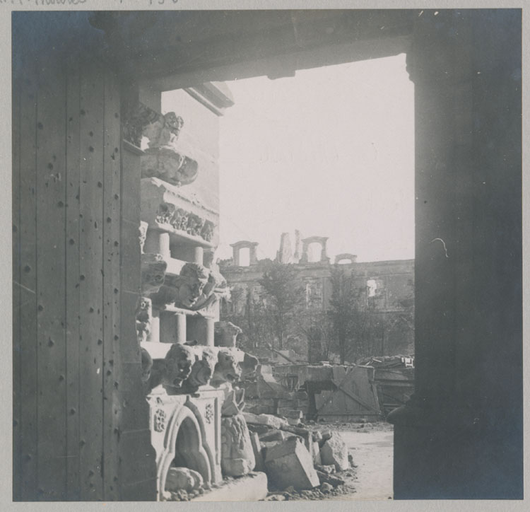 Chantier, dépôt lapidaire façade sud de la cathédrale et porte latérale donnant sur la cour d'honneur du palais archiépiscopal