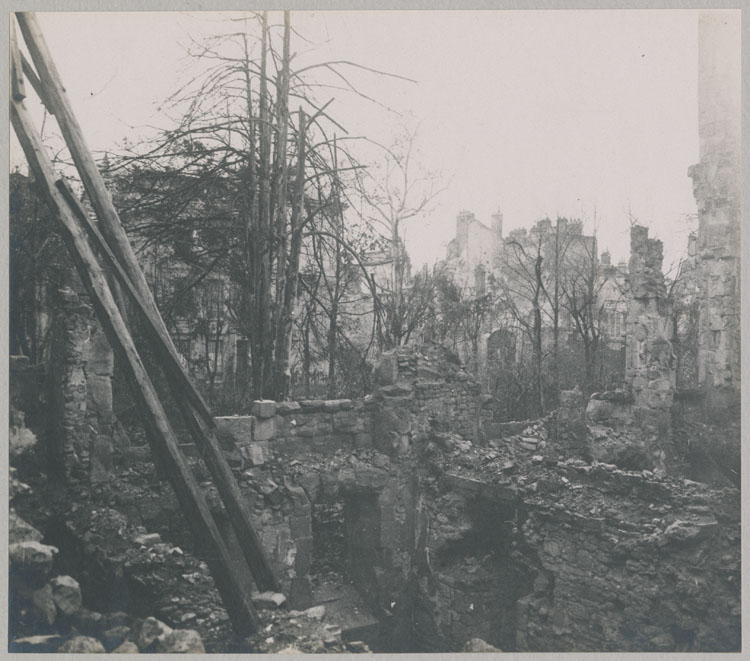 Ruines des jardins du palais archiépiscopal, depuis la salle du Tau