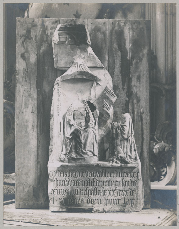 Groupe sculpté ; Fragment trouvé dans les restes de l'ancienne salle capitulaire, 10 rue Robert-de-Coucy