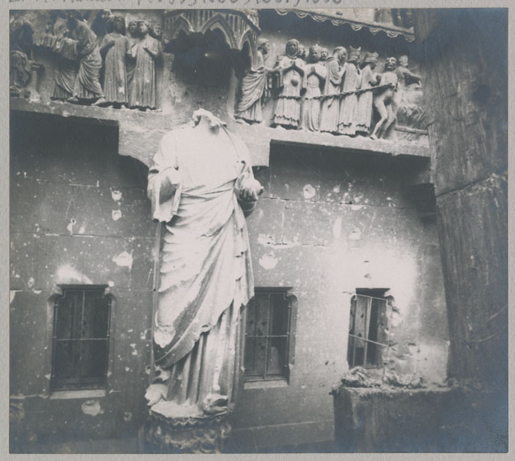 Façade nord, portail du Jugement dernier, trumeau : statue du Beau Dieu, décapitée par les bombardements