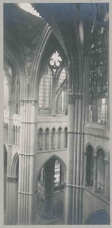 Les piliers sud-ouest et nord-ouest de la croisée du transept, depuis les fenêtres hautes du croisillon nord