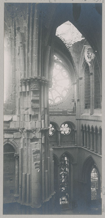 Le pilier sud-est de la croisée du transept détérioré par les bombardements, depuis les fenêtres hautes du choeur, côté nord