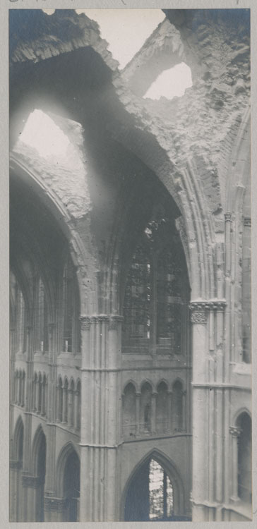 Les piliers sud-ouest et nord-ouest de la croisée du transept, depuis les fenêtres hautes du croisillon nord