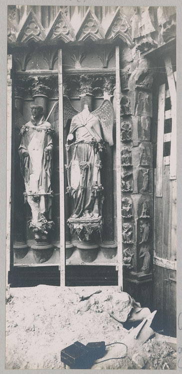 Façade ouest, porche nord, ébrasement gauche : statues de Nicaise et de l'ange au sourire décapitée par les bombardements, après l'enlèvement des sacs de protection