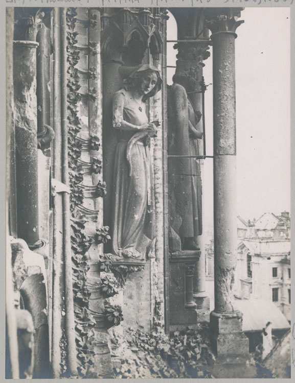 Transept, croisillon nord : statues d’Ève et saint Louis, côté droit de la rose