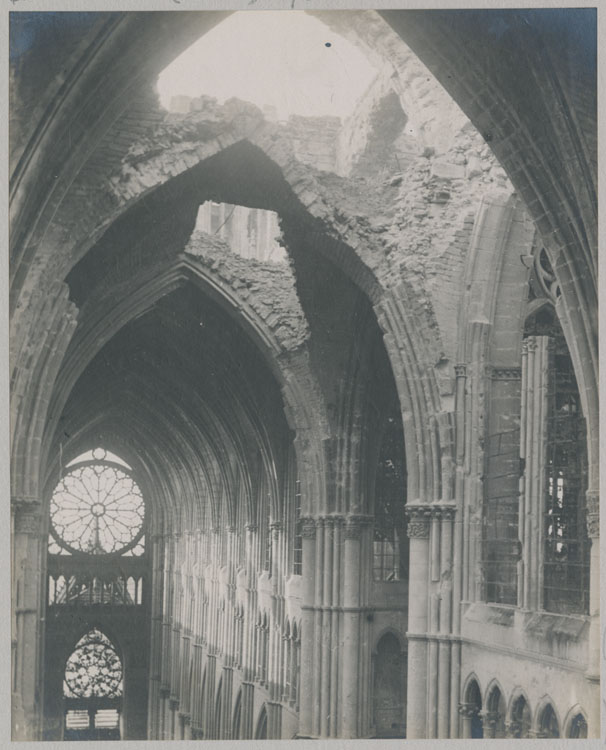 La nef depuis la galerie à la base des fenêtres hautes du chevet ; Les voûtes du choeur crevées par les bombardements