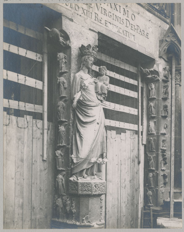 Façade ouest, porche central, trumeau : statue de la Vierge à l'Enfant