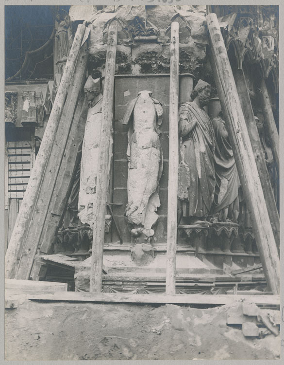 Façade ouest, entre les porches central et nord : statues de Rigobert, la reine de Saba - décapitée par les bombardements - et Abiathar, après l'enlèvement des sacs de protection