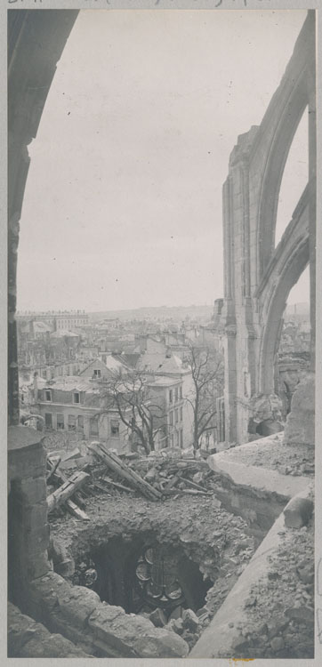 Voûte crevée donnant sur la chapelle axiale Saint-Joseph, prise de la galerie à la base des fenêtres hautes ; Contreforts et arcs-boutants du chevet côté sud-est, détériorés par les bombardements