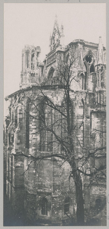 Façade sud détériorée par les bombardements, depuis le toit de la Maison Douce, au coin des rues du Cloître et du Cardinal-de-Lorraine ; Au premier plan, le chevet de la chapelle archiépiscopale