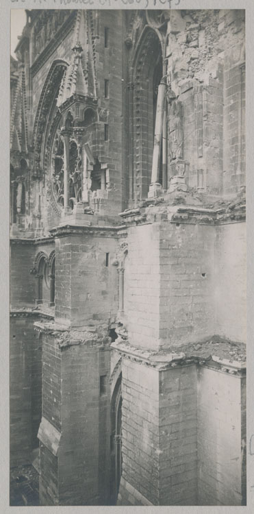 Croisillon sud du transept détérioré par les bombardements, depuis l'escalier de la chapelle archiépiscopale ; Niche vide de la statue de la Synagogue