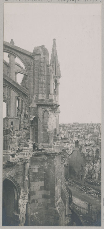 Arcs-boutants et contreforts du chevet, côté est, détériorés par les bombardements, depuis l'escalier de la chapelle archiépiscopale