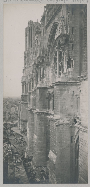 Croisillon sud du transept détérioré par les bombardements, depuis l'escalier de la chapelle archiépiscopale ; Niches vides des statues de l'Église et de la Synagogue