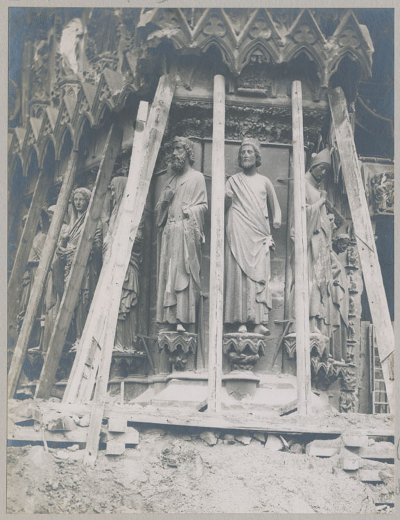 Façade ouest : éperon entre les porches central et sud ; Statues de David ou Zacharie, et Rémi