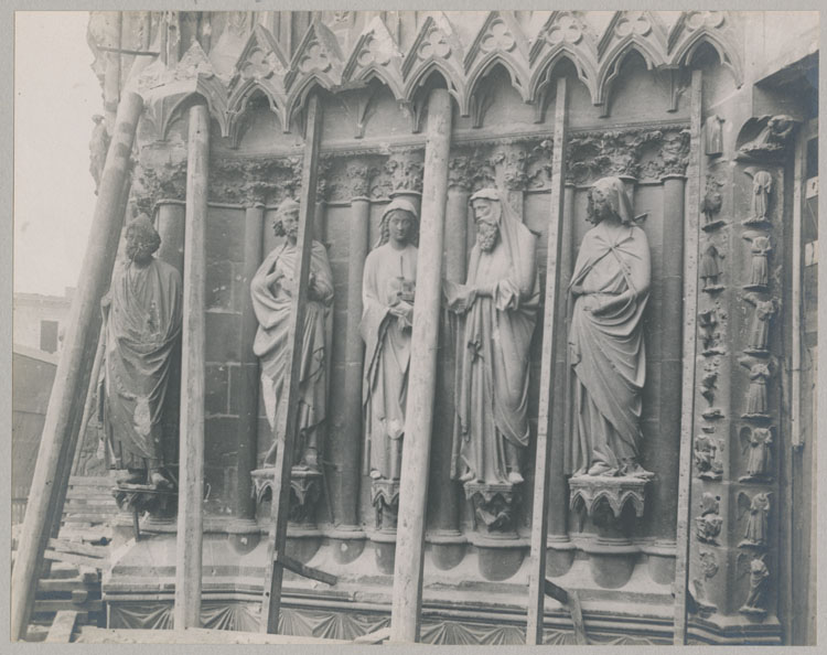 Façade ouest, porche central, ébrasement gauche : groupe de la Présentation au Temple : Isaïe, Joseph, la Vierge à l'Enfant, Siméon et Anne après l'enlèvement des sacs de protection