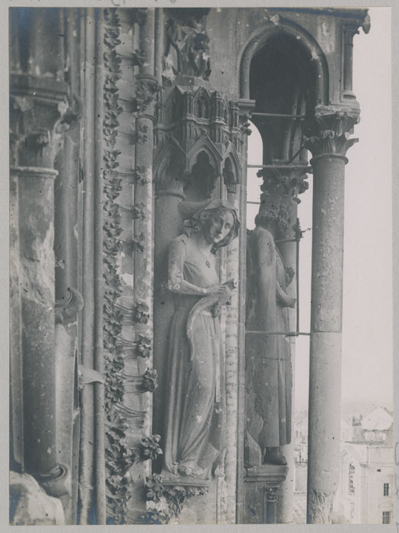 Transept, croisillon nord : statues d’Ève et saint Louis, côté droit de la rose