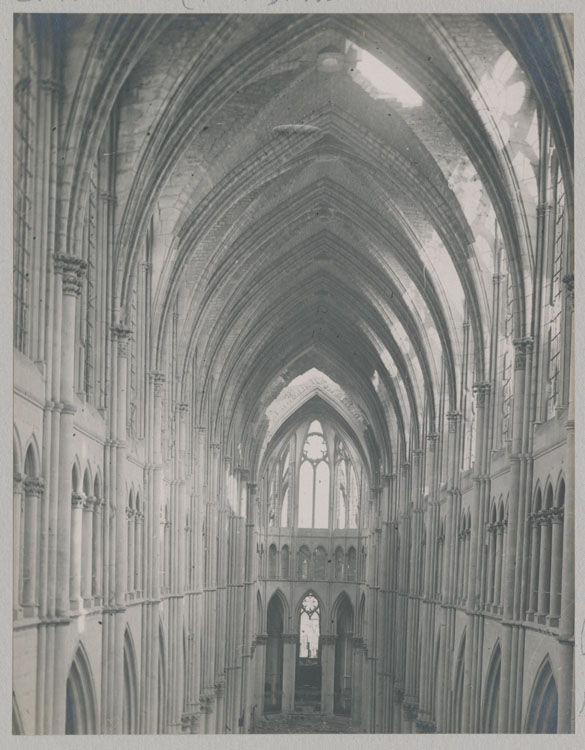 La nef et le choeur depuis le triforium ; Voûte crevée par les bombardements