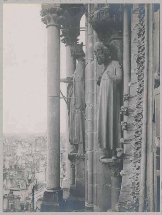 Transept, croisillon nord : statues d’Adam et Philippe-Auguste, côté gauche de la rose