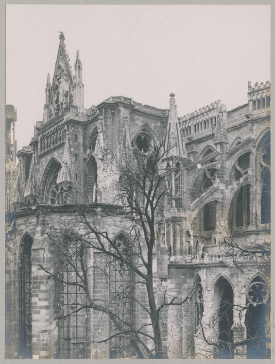 Croisillon sud du transept et chevet détériorés par les bombardements, depuis le toit de la Maison Douce, au coin des rues du Cloître et du Cardinal-de-Lorraine ; Au premier plan, le chevet de la chapelle archiépiscopale