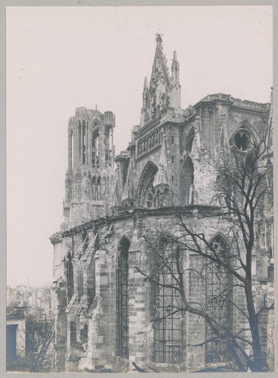 Façade sud détériorée par les bombardements, depuis le toit de la Maison Douce, au coin des rues du Cloître et du Cardinal-de-Lorraine ; Au premier plan, le chevet de la chapelle archiépiscopale