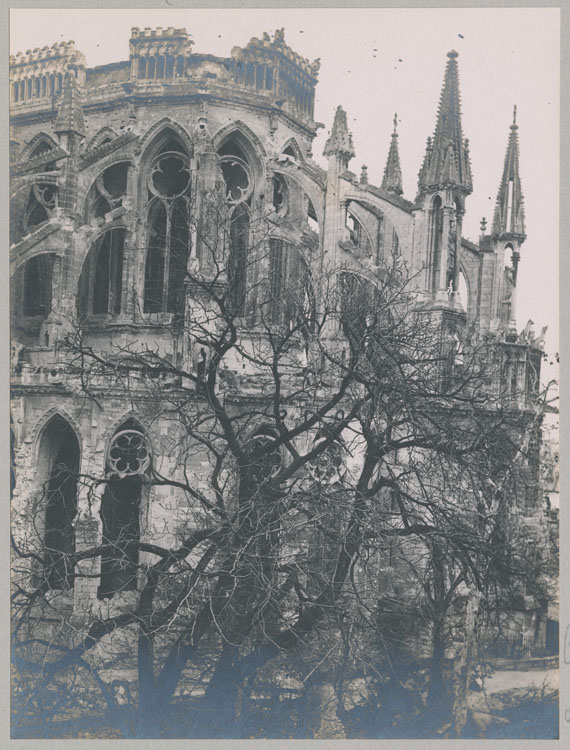 Chevet côté sud détérioré par les bombardements, vu du toit de la maison Douce, au coin des rues du Cloître et du Cardinal-de-Lorraine