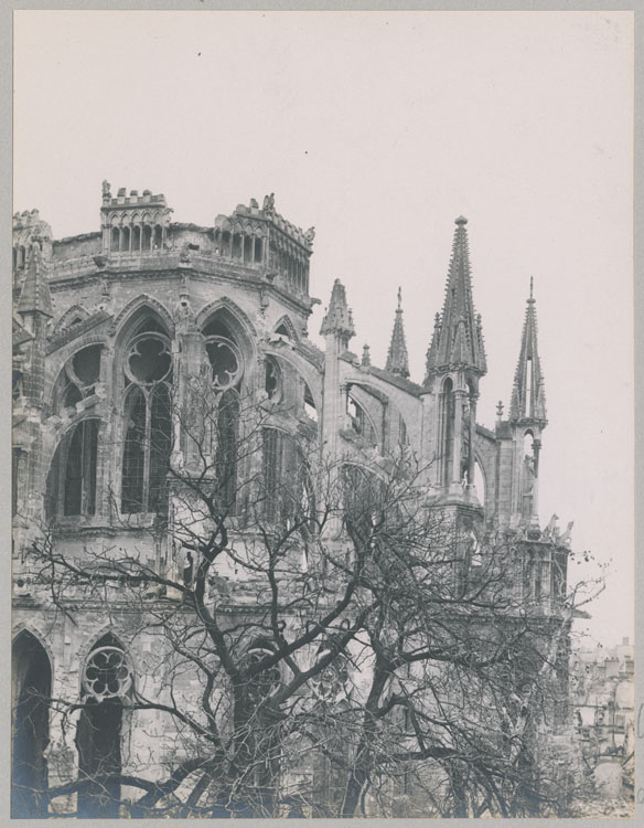 Chevet côté sud détérioré par les bombardements, vu du toit de la maison Douce, au coin des rues du Cloître et du Cardinal-de-Lorraine