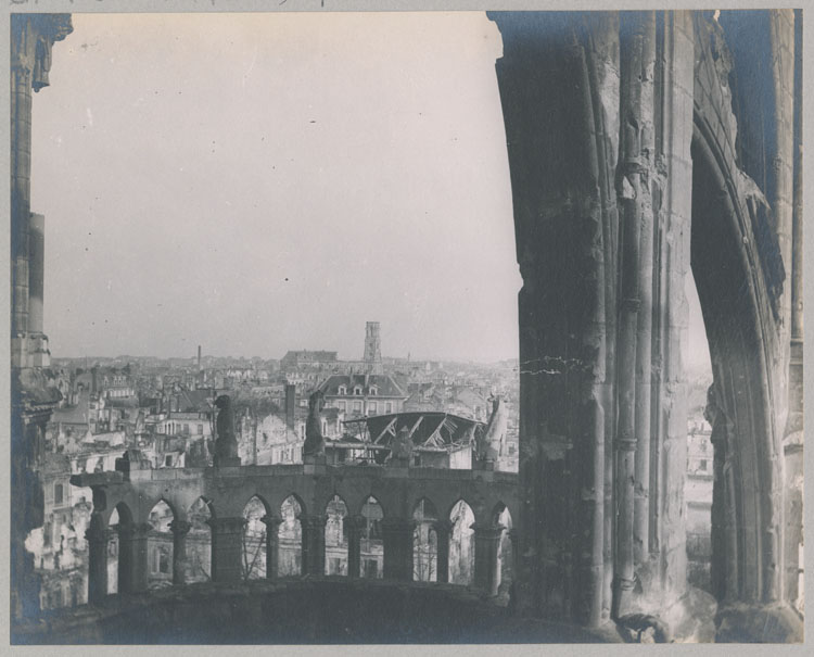 Arc-boutant et balustrade du chevet côté nord-est ; À l'arrière-plan, l'église Saint-André