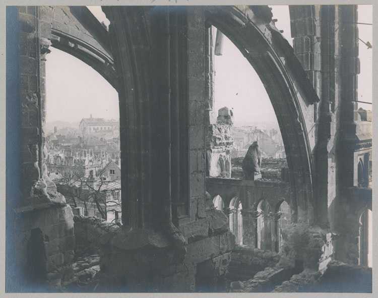 Arcs-boutants du chevet côté sud-est, détériorés par les bombardements, pris de la galerie à la base des fenêtres hautes