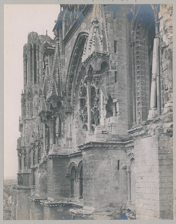 Croisillon sud du transept détérioré par les bombardements ; Niches vides des statues de l'Église et de la Synagogue