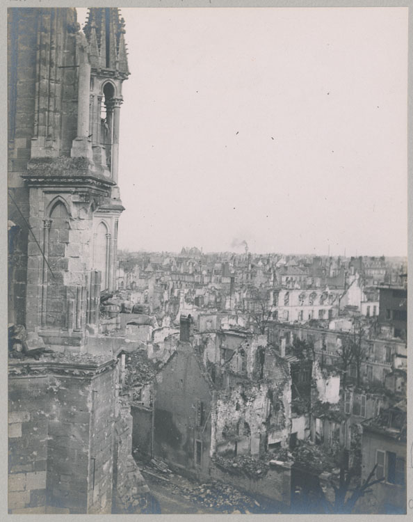 Côté sud du chevet détérioré par les bombardements, vu de la chapelle archiépiscopale