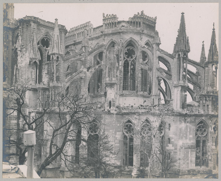 Chevet côté sud détérioré par les bombardements, vu du toit de la maison Douce, au coin des rues du Cloître et du Cardinal-de-Lorraine