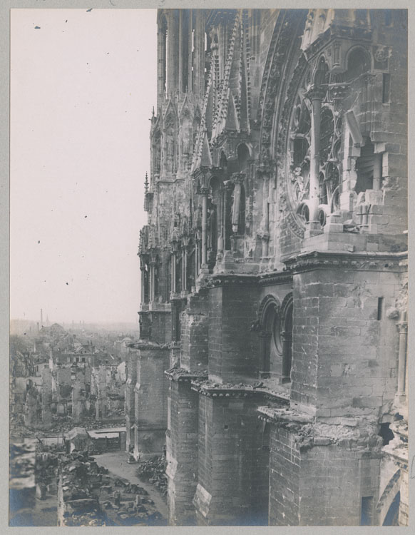 Croisillon sud du transept détérioré par les bombardements ; Niches vides des statues de l'Église et de la Synagogue